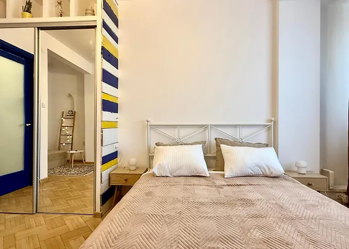 Elada Near Cismigiu Park * Βουκουρέστι